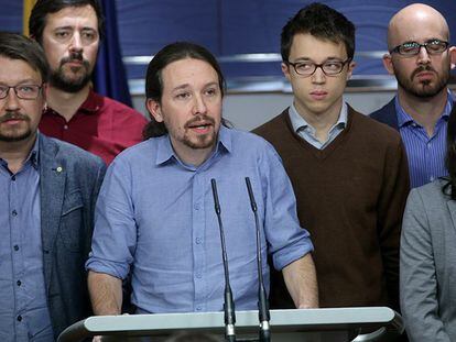 El líder de Podemos, Pablo Iglesias, acompañado de su núcleo duro, ofrece una rueda de prensa para explicar la reunión con PSOE y Ciudadanos.