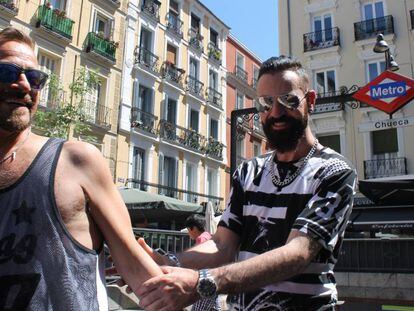 Una pareja homosexual se coge del brazo en el barrio de Chueca.