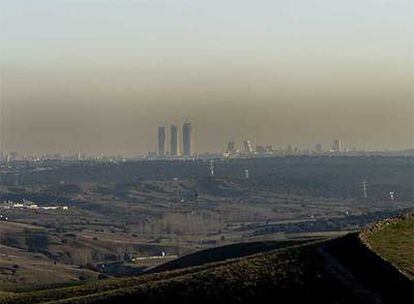 Intensa capa de polución sobre el cielo de Madrid a las 17.35 del día 29 desde la carretera de Colmenar.