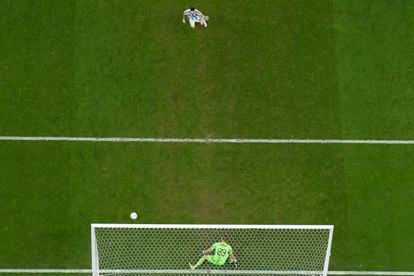 Messi scores a penalty against the Netherlands. 