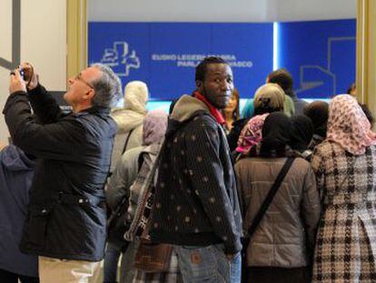 Un grupo de visitantes recorre este martes las dependencias del Parlamento vasco. 