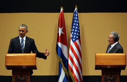 El president Obama en roda de premsa davant la mirada de Castro.