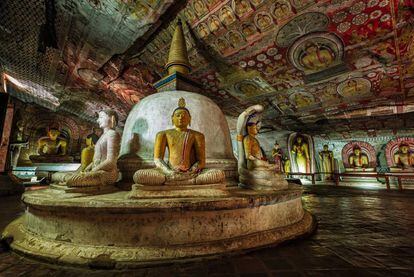 Con su mezcla de religiones y culturas, una rica fauna y la amabilidad de sus habitantes, Sri Lanka ha sido elegido como el mejor destino para 2019 en el 'ranking' anual <a href="https://www.lonelyplanet.es/blog/best-in-travel-2019-los-10-mejores-paises" target="_blank">Best in Travel</a> de Lonely Planet. El país vive un nuevo renacimiento, ha incorporado el surf como nuevo atractivo viajero y ha mejorado sus comunicaciones (nuevas autopistas que reducen los tiempos en traslados interiores), a lo que se añaden nuevos hoteles, restaurantes y propuestas de turismo sostenible, deportes en la naturaleza, safaris fotográficos, cursos gastronómicos o retiros de yoga. <a href="https://elviajero.elpais.com/elviajero/2017/01/05/actualidad/1483616117_022690.html" target="_blank">La antigua Ceilán</a> es el nuevo país de moda, con zonas naturales de gran biodiversidad (elefantes y aves en Udawalawe, leopardos en Yala), monumentos como el templo del Diente de Buda (en Kandy) y el llamado triángulo cultural (Sigiriya, Polonnaruwa, Anuradhapura y Dambulla, en la foto), patrimonio mundial. Además, su pasado colonial resurge al visitar las plantaciones de té de Hill Country, que se pueden contemplar a bordo de un tren turístico.