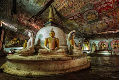 Con su mezcla de religiones y culturas, una rica fauna y la amabilidad de sus habitantes, Sri Lanka ha sido elegido como el mejor destino para 2019 en el 'ranking' anual <a href="https://www.lonelyplanet.es/blog/best-in-travel-2019-los-10-mejores-paises" target="_blank">Best in Travel</a> de Lonely Planet. El país vive un nuevo renacimiento, ha incorporado el surf como nuevo atractivo viajero y ha mejorado sus comunicaciones (nuevas autopistas que reducen los tiempos en traslados interiores), a lo que se añaden nuevos hoteles, restaurantes y propuestas de turismo sostenible, deportes en la naturaleza, safaris fotográficos, cursos gastronómicos o retiros de yoga. <a href="https://elviajero.elpais.com/elviajero/2017/01/05/actualidad/1483616117_022690.html" target="_blank">La antigua Ceilán</a> es el nuevo país de moda, con zonas naturales de gran biodiversidad (elefantes y aves en Udawalawe, leopardos en Yala), monumentos como el templo del Diente de Buda (en Kandy) y el llamado triángulo cultural (Sigiriya, Polonnaruwa, Anuradhapura y Dambulla, en la foto), patrimonio mundial. Además, su pasado colonial resurge al visitar las plantaciones de té de Hill Country, que se pueden contemplar a bordo de un tren turístico.