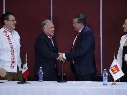 Ricardo Mejía le da la mano a Alberto Anaya Gutiérrez, dirigente del PT, durante el acto en que anunció su candidatura, el 13 de enero.