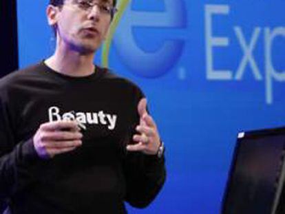 El vicepresidente de Microsoft Corp Internet Explorer, Dean Hachamovitch, presenta Microsoft Internet Explorer versión 9 beta en una demostración en San Francisco