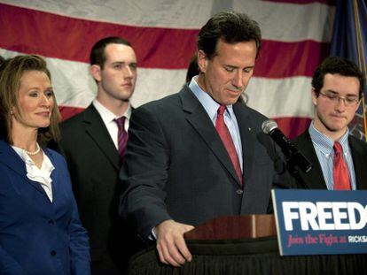 Santorum anuncia su retirada de la carrera republicana a la Casa Blanca rodeado de sus familiares.