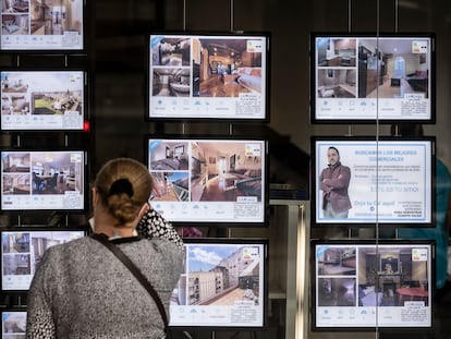 Escaparate de una immobiliaria con carteles de pisos en venta y alquiler en el barrio de las Corts. Barcelona