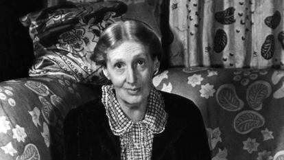 Virginia Woolf, retratada con su 'cocker spaniel', 'Pinka', en 1939.
