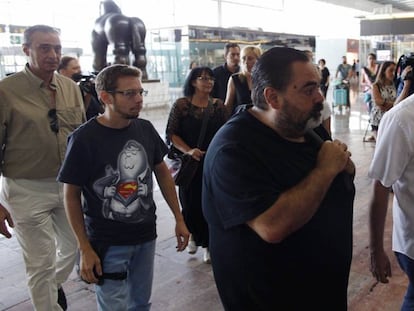 Los miembros del comit&eacute; de empresa de Eulen a su llegada a la reuni&oacute;n  con Marcos Pe&ntilde;a, el mediador propuesto por el Ministerio de Fomento como &aacute;rbitro.