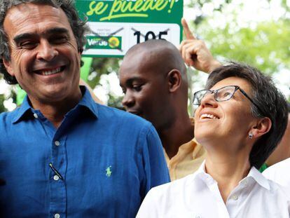 Sergio Fajardo junto a Claucia López, su fórmula vicepresidencial, en un acto de campaña.