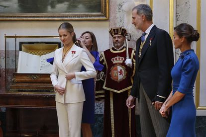 La presidenta del Congreso, Francina Armengol, impone la Medalla del Congreso a la princesa Leonor, ante los reyes de España, Felipe VI y Letizia, esta mañana en el Congreso.