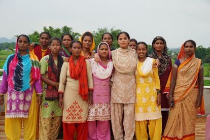 Nasreen Sheik con las trabajadoras de Local Women Handicrafts, en Nepal.