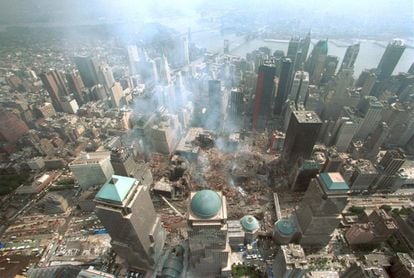 La destrucción afectó a 6,5 hectáreas de terreno que ocupaba el complejo del World Trade Center. Los equipos de rescate trabajaron durante las semanas sucesivas, día y noche, para buscar supervivientes y recuperar los restos de las víctimas. El fuego tardó 99 días en extinguirse. En la imagen, vista aérea de la zona cero, en lo que fue el World Trade Center de Nueva York, quince días después del ataque terrorista contra las Torres Gemelas.