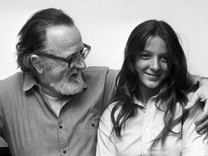 Donoso posa con su hija Pilar en su casa de Madrid en 1980.