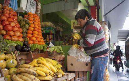 Juan Montes, de nacionalidad boliviana, en su puesto de verduras en la Comuna 1 de Buenos Aires.