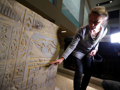 La directora del museo egipcio de Berlín, Friederike Seyfried, muestra uno de los objetos atacados con aceite a principios de octubre.