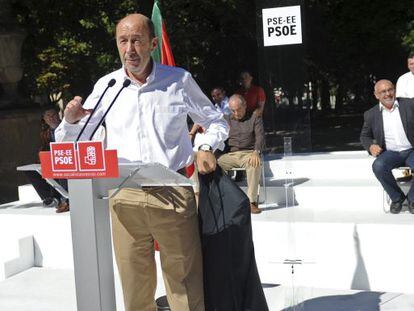Rubalcaba se dirige a los asistentes al acto del PSE en Vitoria.