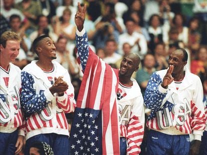 Michael Jordan levanta la mano en señal de victoria celebrando el oro en Barcelona 92.