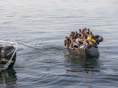 Una embarcación repleta de migrantes es interceptada por la Guardia Nacional Tunecina frente a la ciudad de Sfax, en el sur de Túnez, en octubre de 2022.