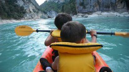 Una ruta en kayak para niños organizada por Solomonte Experiencias en el Pirineo de Huesca.