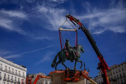 Varios operarios del Ayuntamiento trasladan la estatua de Carlos III, esta mañana. 