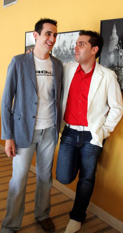 Alberto Fernández (izda) y Alberto Marchena, el primer matrimonio gay de soldados españoles, en 2006.