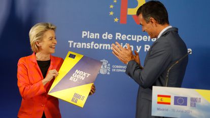 La presidenta de la Comisión Europea, Ursula von der Leyen, y el presidente español, Pedro Sánchez, en junio.