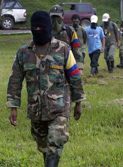 Guerrilleros de las FARC se rinden al Ejército colombiano en junio.