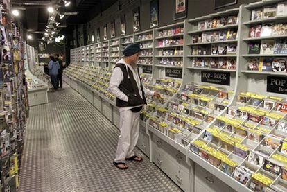Interior de una tienda de discos en el centro de Barcelona, ayer.
