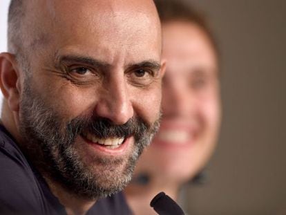 El director Gaspar Noé sonríe, durante la rueda de prensa de 'Love', hoy en Cannes.