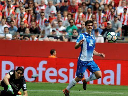 Gerard Moreno marca el segon gol de l'Espanyol davant del Girona.
