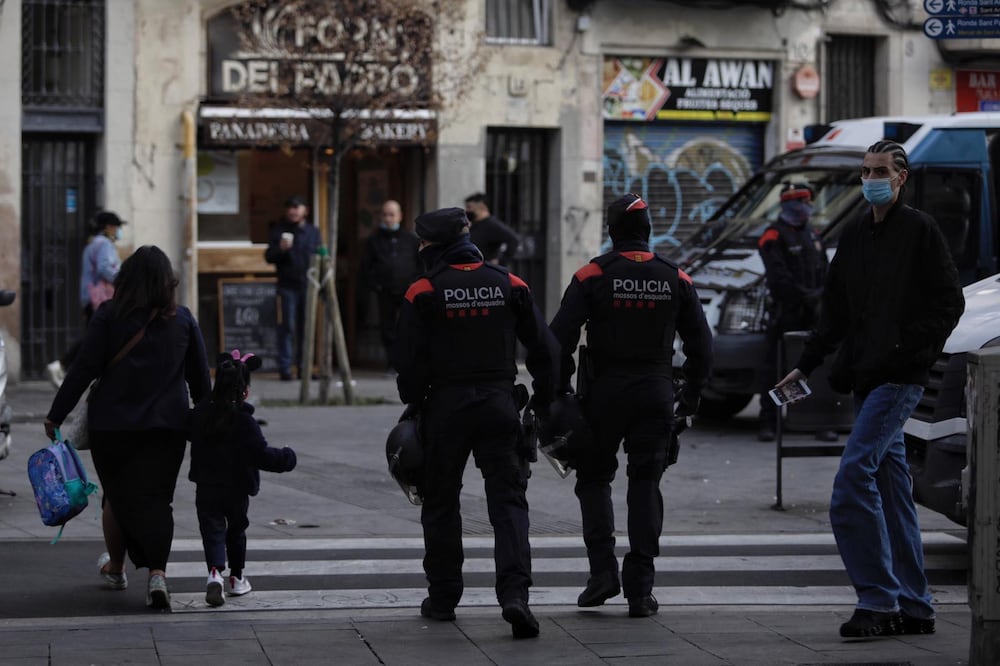 Más de 60 detenidos en un macroperativo en El Raval contra la venta de droga