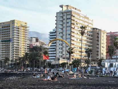 En el centro, el edificio Martina, donde se hallan los nueve apartamentos y los locales comerciales del pleito.