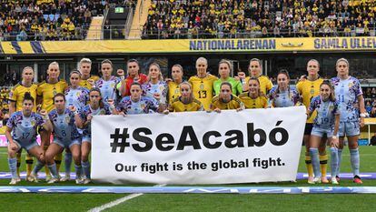 Las jugadoras españolas y suecas sostienen una pancarta con el lema #SeAcabó y la leyenda "Nuestra lucha es la lucha global".