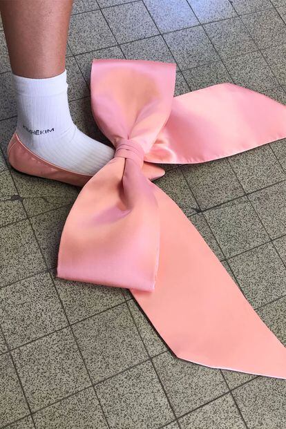 2250 euros cuestan estos zapatos de la firma coreana Kimhēkim. Están disponibles en dos colores (rosa y negro) y, aunque poder andar con ellos no está garantizado, cumplen a la perfección con la misión de impactar y generar likes.