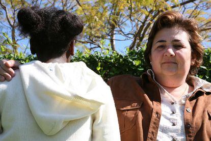 Saltana junto a Rosa María Sánchez, su madre de acogida, con la que vive desde hace nueve años, en una fotografía de 2007.