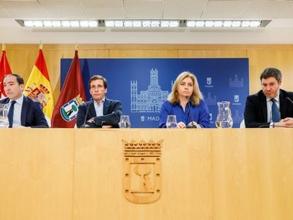 De izquierda a derecha, el edil Borja Carabante, el alcalde José Luis Martínez-Almeida, la vicealcaldesa Inmaculada Sanz, y el concejal Alberto González.