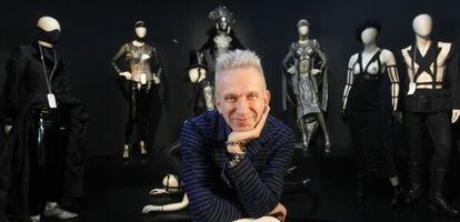 Jean Paul Gaultier, ante algunas de las siluetas de la exposición, ayer en Madrid.