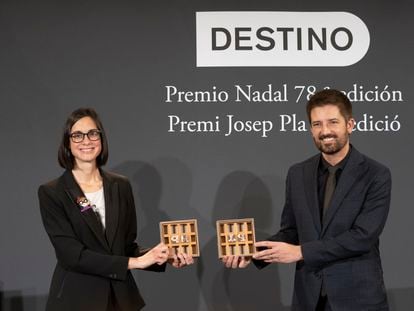 Inés Martín Rodrigo y Toni Cruanyes, con los galardones de los premios Nadal y Pla, respectivamente.