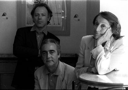Desde la izquierda, los escritores Javier Marías, Juan José Millás y Rosa Regàs, en Madrid en 1995.