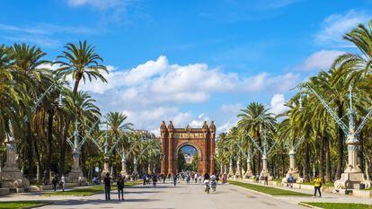 La plaza del Arco del Triunfo de Barcelona, con árboles a los dos lados.