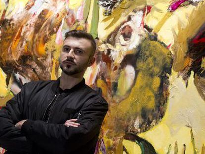 Adrian Ghenie, ante una de sus obras que se expone en M&aacute;laga.