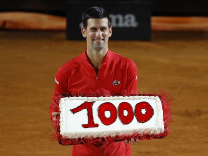 Djokovic celebra su victoria número 1.000 tras superar a Casper Ruud en las semifinales de Roma, este sábado.