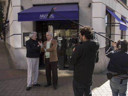 Álvaro y Mario Vargas Llosa, este miércoles, durante el rodaje del documental en Madrid.