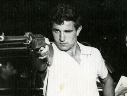 Un vecino de Aravaca practicando tiro en 1967.