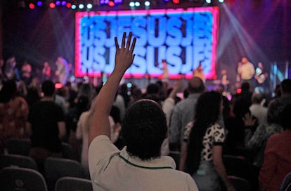 Seguidores de una iglesia evangélica en Río de Janeiro, en agosto de 2022.