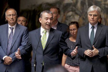 El presidente canario, Paulino Rivero, acompa&ntilde;ado de su equipo, en el anuncio de la fecha de la consulta.