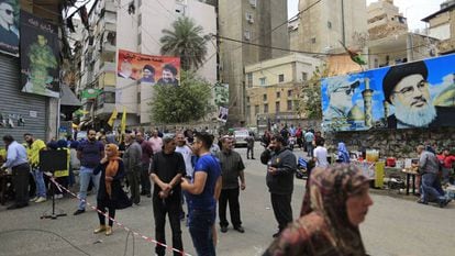 Posters muestran al líder de Hezbolá Hassan Nasrallah, en Beirut, el domingo durante las elecciones