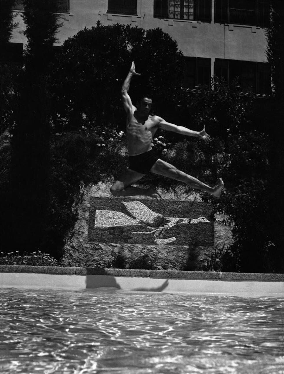 Yves Montand saltando en la piscina del pequeño hotel-museo. |